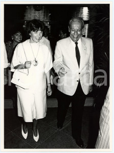 Fotografia d epoca originale 1985 ca CINEMA Gianluigi RONDI Danielle MITTERAND Foto 17x24 cm 1