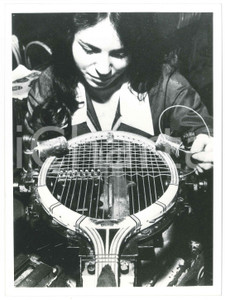 Fotografia d epoca originale 1975 ca TENNIS Costruzione racchetta DUNLOP MAXPLY Foto 18x24 cm 1