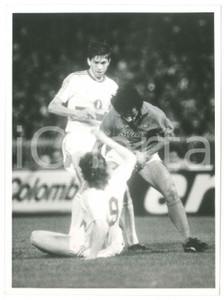 Fotografia d epoca originale 1990 ca CALCIO Napoli vs VfB Stuttgart  Antonio CARECA Nils SCHMALER Foto 24x18 1