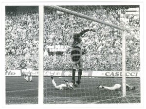 Fotografia d epoca originale 1989 MILAN  JUVENTUS Il terzo gol di Graziano MANNARI Foto 24x18 cm 1