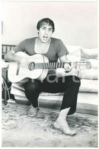 Fotografia d epoca originale 1970 ca ITALIA  MUSICA Adriano CELENTANO suona una chitarra  Foto 19x30 cm 1