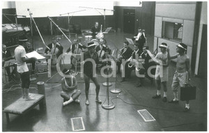 Fotografia d epoca originale 1970 ca MUSICA Adriano CELENTANO in mutande nello studio di registrazione  Foto 1