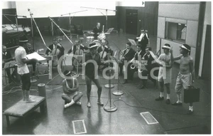 Fotografia d epoca originale 1970 ca MUSICA Adriano CELENTANO in mutande nello studio di registrazione  Foto 1