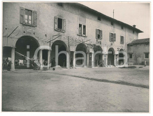Fotografia d epoca originale 1950 ca Area di BRESCIA Cortile di un rustico  Foto ANIMATA contadini 23x18 cm 1