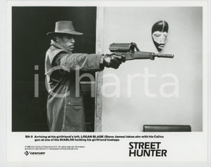 Materiale cinematografico d’epoca 1990 STREET HUNTER Steve JAMES with gun CALICO 900 Photo 25x20 cm 1