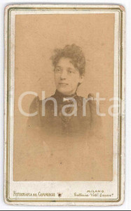 Fotografia d epoca originale 1875 ca MILANO Donna con spilla a forma di cane ABENI Fotografia del Commercio 1