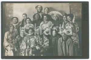 Fotografia d epoca originale 1900 ca PFORZHEIM  CARNIVAL  Friends in ethnic costumes RARE Photo GERWIG 1