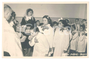 Fotografia d epoca originale 1955 ca BARI Istituto BOREA  Distribuzione pane ai bambini  Foto JULIA 18x13 1