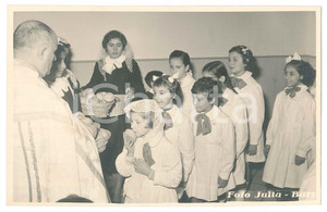 Fotografia d epoca originale 1955 ca BARI Istituto BOREA  Distribuzione pane ai bambini 2 Foto JULIA 18x13 1