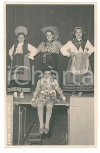 Fotografia d epoca originale 1955 ca BARI Istituto BOREA  Bambini a una recita in costume Foto JULIA 13x18 1
