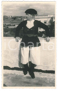 Fotografia d epoca originale 1950 ca FOLKLORE SARDEGNA Uomo in costume tradizionale  Foto 9x14 cm 1