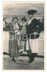 Fotografia d epoca originale 1950 ca FOLKLORE SARDEGNA Famiglia in costume tradizionale  Foto 9x14 cm 1