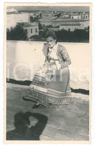 Fotografia d epoca originale 1950 ca FOLKLORE SARDEGNA Donna in costume tradizionale 2 Foto 9x14 cm 1