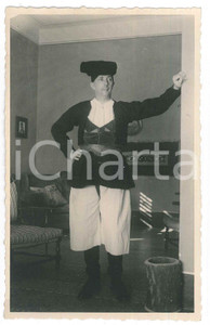 Fotografia d epoca originale 1950 ca FOLKLORE SARDEGNA Uomo in costume tradizionale in casa  Foto 9x14 cm 1
