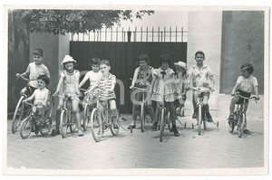 Fotografia d epoca originale 1955 ca BARI Istituto BOREA  Bambini in bicicletta  Foto JULIA 18x13 cm 1