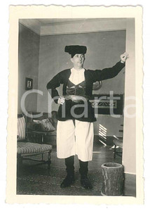 Fotografia d epoca originale 1950 ca FOLKLORE SARDEGNA Uomo in costume tradizionale in casa  Foto 6x9 cm 1