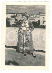 Fotografia d epoca originale 1950 ca FOLKLORE SARDEGNA Donna in costume tradizionale  Foto 6x9 cm 1