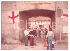 Fotografia d epoca originale 1975 ca Area di MILANO  PSI Festa dell Avanti!  Folla all ingresso  Foto 12x9 1
