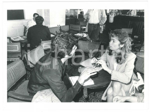 Fotografia d epoca originale 1984 FESTIVAL DI CANNES  Erik ESTRADA al bar Foto 24x18 cm 2 1