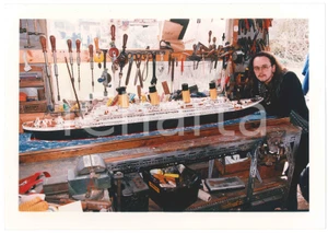 Fotografia d epoca originale 1998 COSTUME UK Jason KING with his sevenfoot model of the TITANIC Photo 30x21 1