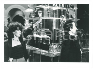 Fotografia d epoca originale 1985 ca RAI Il cappello sulle ventitrÃ©  Mita MEDICI Foto 24x18 cm 5 1