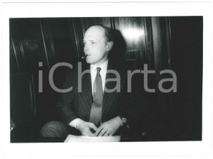 Fotografia d epoca originale 1985 ca MILANO Carlo RADICE FOSSATI fuma un sigaro  Foto18x24 cm 1
