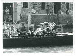 Fotografia d epoca originale 1985 VENEZIA MOSTRA DEL CINEMA Carolina DI MONACO Stefano CASIRAGHI in gondola 1