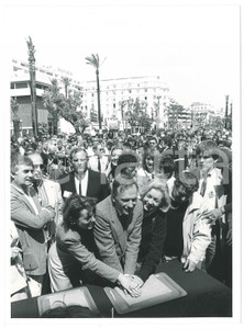 Fotografia d epoca originale 1985 ca CANNES JeanLouis TRINTIGNANT lascia le impronte sulla Walk of Fame 2 1