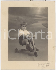 Fotografia d epoca originale 1935 ca BANDUNG JAVA Children on his tricycle  Photo KREUGER & AUSTERMOHLE 1