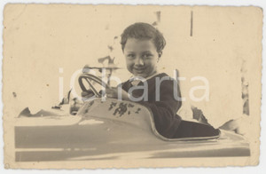 Fotografia d epoca originale 1950 ca MILANO Bambino guida auto giocattolo  Foto Riccardo DI NOIA 14x9 cm 1