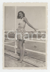 Fotografia d epoca originale 1955 ca ITALIA Donna in posa sul pontile  Foto ANONIMA 6x9 cm 1