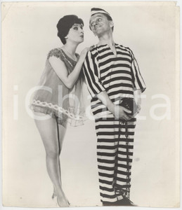 Fotografia d epoca originale 1955 ca TEATRO  VARIETÃ€ Comici  Carcerato e ragazza in vestaglia  Foto 20x24 1