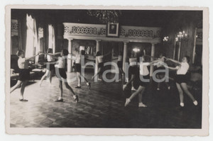 Fotografia d epoca originale 1940 ca COSTUME ITALIA Bambine durante un saggio di danza Foto 14x9 cm 1