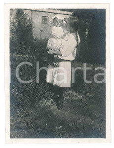 Fotografia d epoca originale 1914 COSTUME ITALIA Ragazza con bambino in braccio  Foto anonima 8x11 cm 1