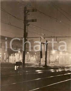 Fotografia d epoca originale 1950 ca SARONNO Veduta notturna della stazione Foto 17x22 cm 1
