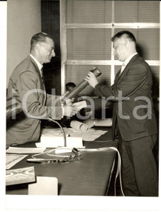Fotografia d epoca originale 1958 MILANO Scuola Studi sugli Idrocarburi  Enrico MATTEI consegna i diplomi 1