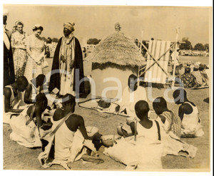 Fotografia d epoca originale 1956 KADUNA NIGERIA Queen Elizabeth II at a children s rally Photo 19x16 1