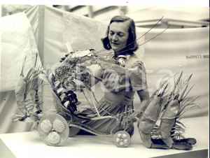 Fotografia d epoca originale 1954 LONDON OLYMPIA  BRITISH FOOD FAIR Joan WYATT showing a lobster Photo 1