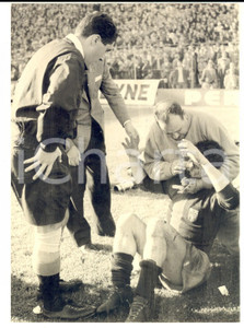 Fotografia d epoca originale 1960 CALCIO SERIE B GENOAVENEZIA 20 Incidente a Giovanni BOLZONI Foto 13x18 1