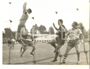 Fotografia d epoca originale 1961 CALCIO SERIE B MODENAGENOA Luigi BALZARINI respinge su Eddie FIRMANI Foto 1