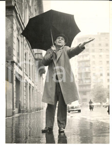 Fotografia d epoca originale 1961 MILANO BOXE Carlos ORTIZ a passeggio sotto la pioggia Foto 14x18 cm 1