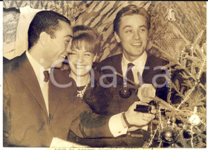 Fotografia d epoca originale 1960 PARIS MONTMARTRE Pugile Aissa HASHAS con Romy SCHNEIDER e Alain DELON Foto 1