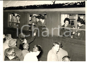 Fotografia d epoca originale 1960 MILANO Sciatori azzurri in partenza per le olimpiadi di SQUAW VALLEY Foto 1