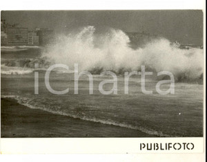 Fotografia d epoca originale 1957 NAPOLI Violenta libecciata che porta le onde sulla via CARACCIOLO 18x14 cm 1