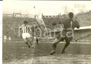 Fotografia d epoca originale 1963 CALCIO SERIE A JUVENTUSGENOA Omar SIVORI tira in porta Foto 18x13 cm 1