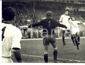 Fotografia d epoca originale 1960 ca CALCIO SERIE A Il GENOA durante un azione in area  Fotografia 18x13 cm 1