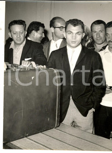 Fotografia d epoca originale 1960 MILANO BOXE Carlos ORTIZ arriva per l incontro con Duilio LOI Foto 18x24 1