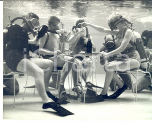Fotografia d epoca originale 1961 LONDON Bizarre New Year s Eve party underwater with Jane BALDASARE Photo 1