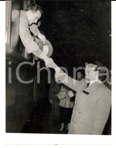 Fotografia d epoca originale 1954 MILANO Benito LORENZI squalificato saluta i compagni dell INTER in partenza 1