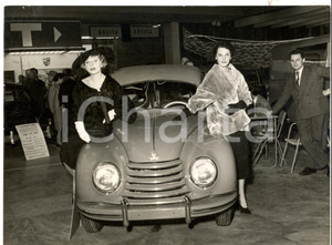 Fotografia d epoca originale 1953 TORINO Salone dell Auto  Modelle con pellicce VISCARDI e nuova DKW Foto 1